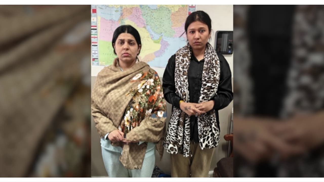 മേക്കപ്പ് സാധനങ്ങളെന്ന വ്യാജേന കടത്താൻ ശ്രമിച്ചത് 15 കിലോ ഹൈബ്രിഡ് കഞ്ചാവ്; നെടുമ്പാശ്ശേരിയിൽ വൻലഹരി വേട്ട മേക്കപ്പ് സാധനങ്ങളെന്ന വ്യാജേന കടത്താൻ ശ്രമിച്ചത് 15 കിലോ ഹൈബ്രിഡ് കഞ്ചാവ്; നെടുമ്പാശ്ശേരിയിൽ വൻലഹരി വേട്ട