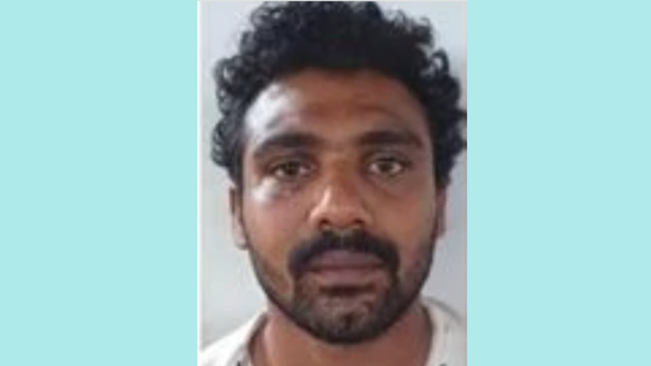 പൊലീസെത്തിയാൽ ബ്ലേഡ് കഷ്ണങ്ങൾ വായിലിട്ട് ഭീകരാന്തരീക്ഷം സൃഷ്ടിക്കും, കൊടുംക്രിമിനലിനെ സാഹസികമായി പൊക്കി പൊലീസ് പൊലീസെത്തിയാൽ ബ്ലേഡ് കഷ്ണങ്ങൾ വായിലിട്ട് ഭീകരാന്തരീക്ഷം സൃഷ്ടിക്കും, കൊടുംക്രിമിനലിനെ സാഹസികമായി പൊക്കി പൊലീസ്