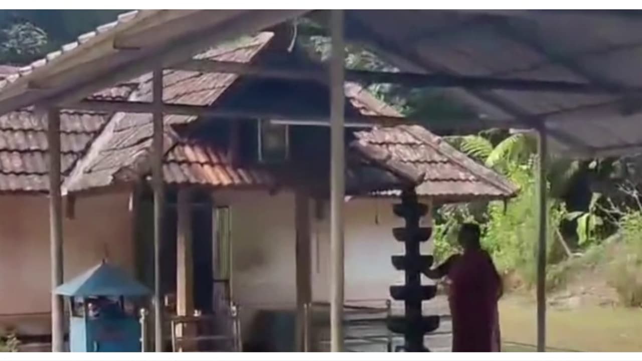 ബൈക്ക് വന്നുപോയതിന്റെ അടയാളങ്ങളുണ്ട്, വിരലടയാളം ലഭിച്ചിട്ടില്ല; അലനല്ലൂർ ക്ഷേത്രത്തില് മോഷണം; അന്വേഷണം ബൈക്ക് വന്നുപോയതിന്റെ അടയാളങ്ങളുണ്ട്, വിരലടയാളം ലഭിച്ചിട്ടില്ല; അലനല്ലൂർ ക്ഷേത്രത്തില് മോഷണം; അന്വേഷണം