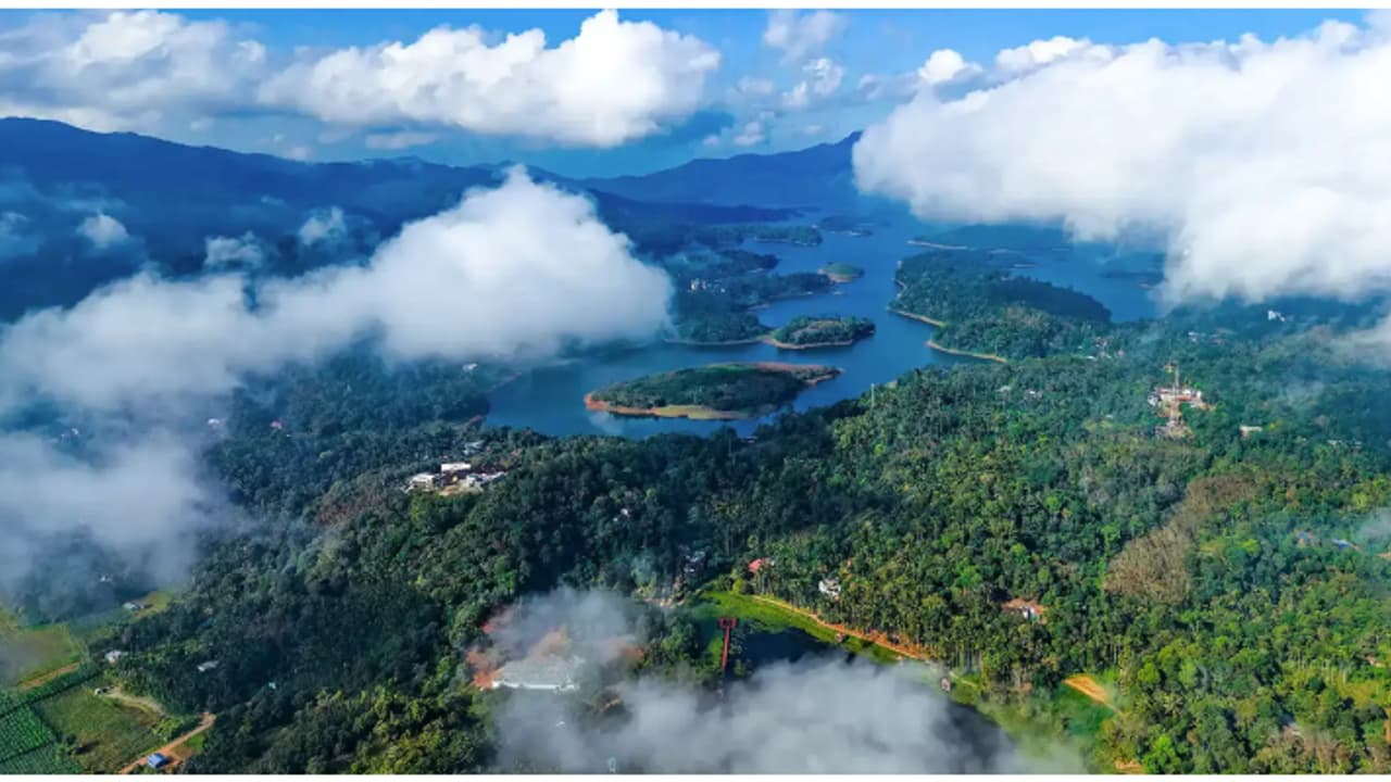 'ഈ മനോഹര തീരത്ത് തരുമോ ഇനിയൊരു ജന്മം കൂടി...'; കണ്ടാലും കണ്ടാലും മതിവരാത്ത കർലാഡ് തടാകം