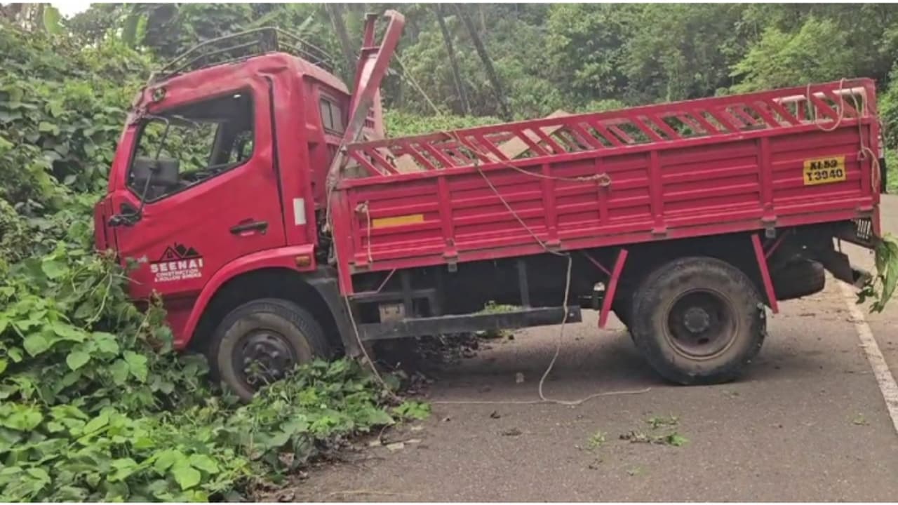 ടിപ്പർ ലോറി നിയന്ത്രണം വിട്ട് മറിഞ്ഞ് അപകടം; ലോറിയിലുണ്ടായിരുന്ന ഒരാൾക്ക് ദാരുണാന്ത്യം, രണ്ട് പേർക്ക് പരിക്ക് ടിപ്പർ ലോറി നിയന്ത്രണം വിട്ട് മറിഞ്ഞ് അപകടം; ലോറിയിലുണ്ടായിരുന്ന ഒരാൾക്ക് ദാരുണാന്ത്യം, രണ്ട് പേർക്ക് പരിക്ക്