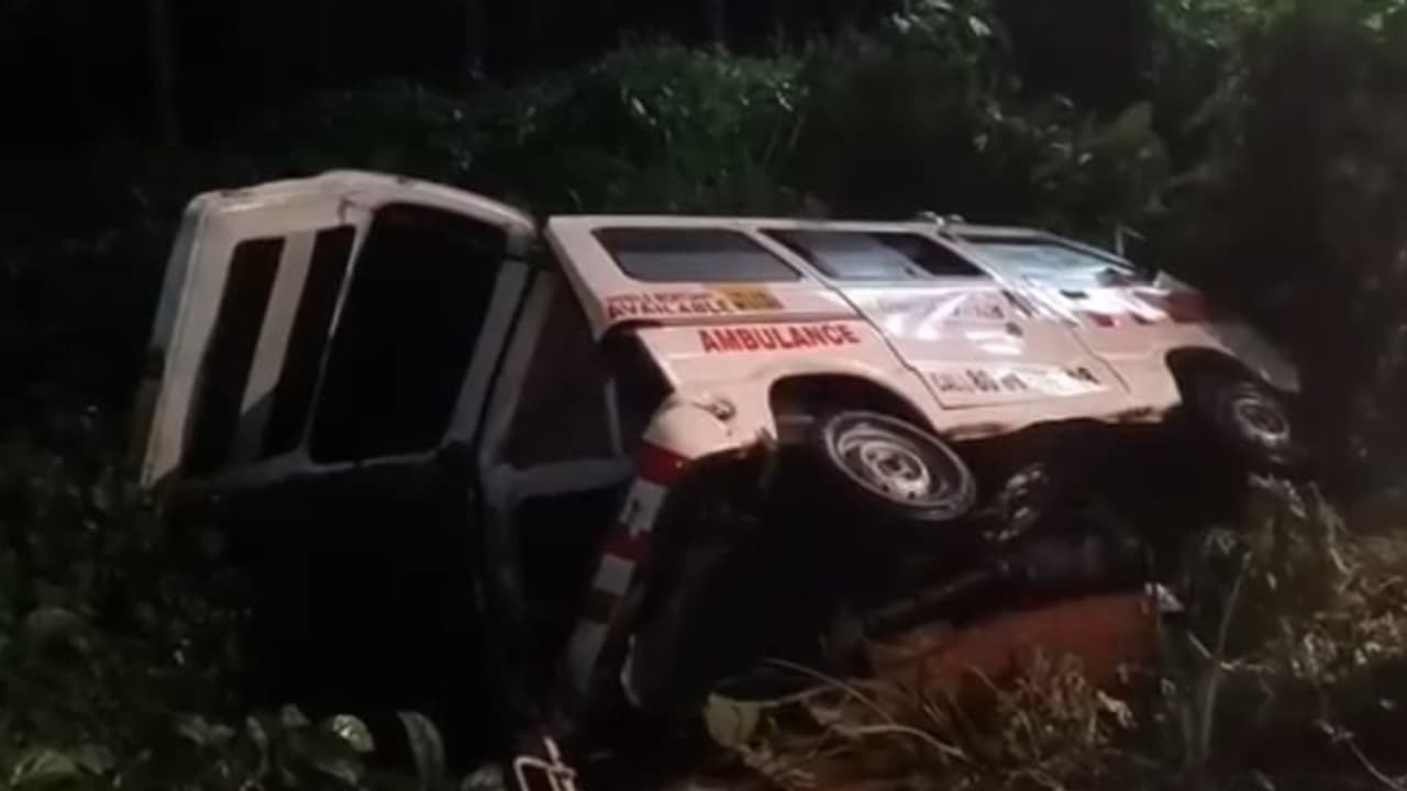 രോഗിയുമായി എംസി റോഡിലൂടെയെത്തിയ ആംബുലൻസ് തോട്ടിലേക്ക് മറിഞ്ഞ് അപകടം 