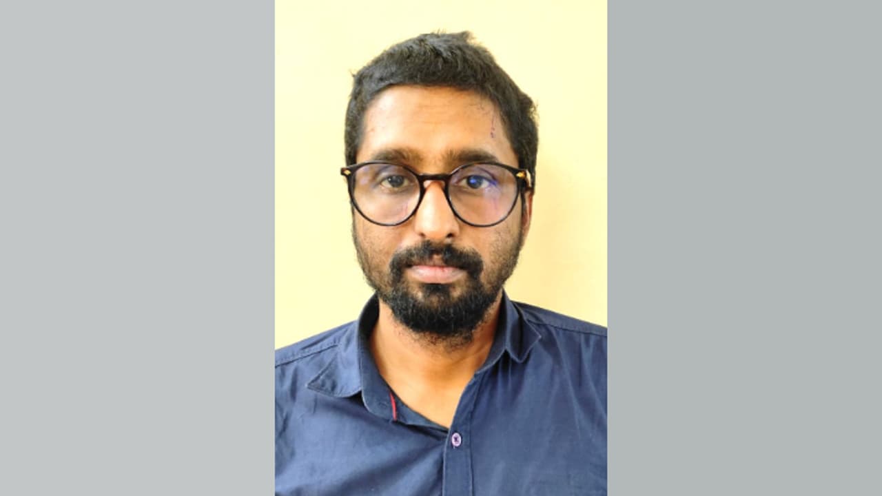 ഹോട്ടലിൽ വച്ച് പരിചയം, 9 ലക്ഷം നൽകി കാത്തിരുന്നിട്ടും ധനലക്ഷ്മി ബാങ്കിൽ ജോലി കിട്ടിയില്ല, പരാതി, അറസ്റ്റ് ഹോട്ടലിൽ വച്ച് പരിചയം, 9 ലക്ഷം നൽകി കാത്തിരുന്നിട്ടും ധനലക്ഷ്മി ബാങ്കിൽ ജോലി കിട്ടിയില്ല, പരാതി, അറസ്റ്റ്