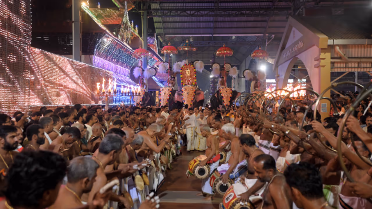 ഭക്തിസാന്ദ്രം! സ്വര്ണ്ണധ്വജത്തിലെ സപ്തവര്ണ്ണക്കൊടി ഇറക്കി; ഗുരുവായൂർ ക്ഷേത്രോത്സവത്തിന് കൊടിയിറങ്ങി ഭക്തിസാന്ദ്രം! സ്വര്ണ്ണധ്വജത്തിലെ സപ്തവര്ണ്ണക്കൊടി ഇറക്കി; ഗുരുവായൂർ ക്ഷേത്രോത്സവത്തിന് കൊടിയിറങ്ങി