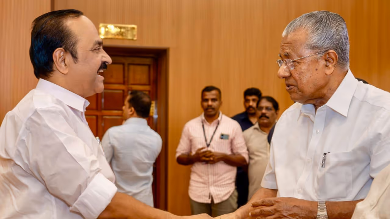 Kerala CM's Iftar feast: Opposition leader VD Satheesan joins with smiles, handshake; Netizens react