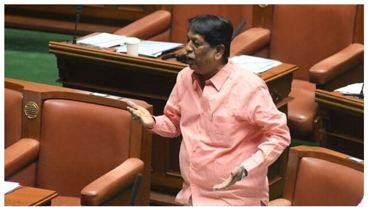 'പുരുഷന്മാർക്ക് എല്ലാ ആഴ്ചയും രണ്ട് കുപ്പി മദ്യം സൗജന്യമായി നൽകൂ'; നിയമസഭയില് ആവശ്യപ്പെട്ട് കർണ്ണാടക എംഎല്എ 'പുരുഷന്മാർക്ക് എല്ലാ ആഴ്ചയും രണ്ട് കുപ്പി മദ്യം സൗജന്യമായി നൽകൂ'; നിയമസഭയില് ആവശ്യപ്പെട്ട് കർണ്ണാടക എംഎല്എ