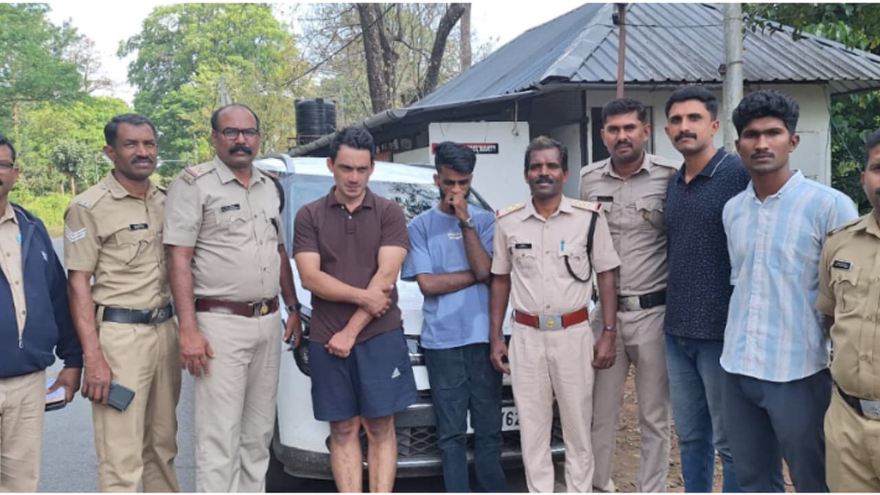 ഓപ്പറേഷൻ ക്ലീന് സ്ലേറ്റ് സ്പെഷ്യൽ ഡ്രൈവ്; തോൽപ്പെട്ടിയിൽ 2 യുവാക്കൾ എംഡിഎംഎയുമായി പിടിയിൽ, കാറും കസ്റ്റഡിയിൽ ഓപ്പറേഷൻ ക്ലീന് സ്ലേറ്റ് സ്പെഷ്യൽ ഡ്രൈവ്; തോൽപ്പെട്ടിയിൽ 2 യുവാക്കൾ എംഡിഎംഎയുമായി പിടിയിൽ, കാറും കസ്റ്റഡിയിൽ