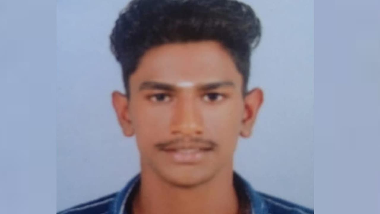 കിടപ്പ് മുറിയിൽ 20 കാരൻ്റെ മൃതദേഹം, തിടുക്കപ്പെട്ട് സംസ്‌കരിക്കാൻ കുടുംബത്തിൻ്റെ ശ്രമം; പൊലീസെത്തി തട‌ഞ്ഞു