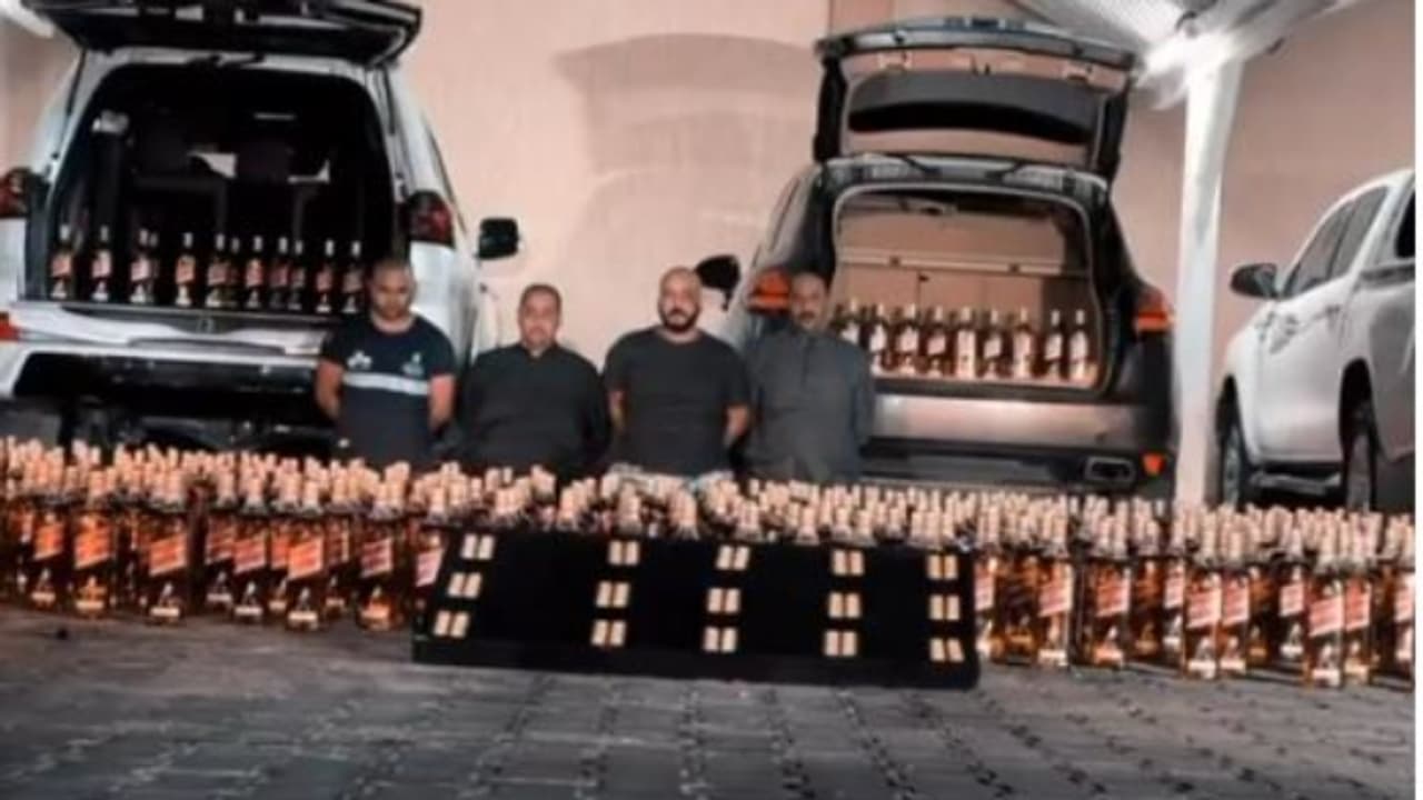 കുവൈത്തിൽ 919 കുപ്പി വിദേശമദ്യത്തിന്റെ കടത്ത്, അറസ്റ്റ് ചെയ്യപ്പെട്ട നാലംഗ സംഘത്തിൽ ഇന്ത്യക്കാരനും കുവൈത്തിൽ 919 കുപ്പി വിദേശമദ്യത്തിന്റെ കടത്ത്, അറസ്റ്റ് ചെയ്യപ്പെട്ട നാലംഗ സംഘത്തിൽ ഇന്ത്യക്കാരനും