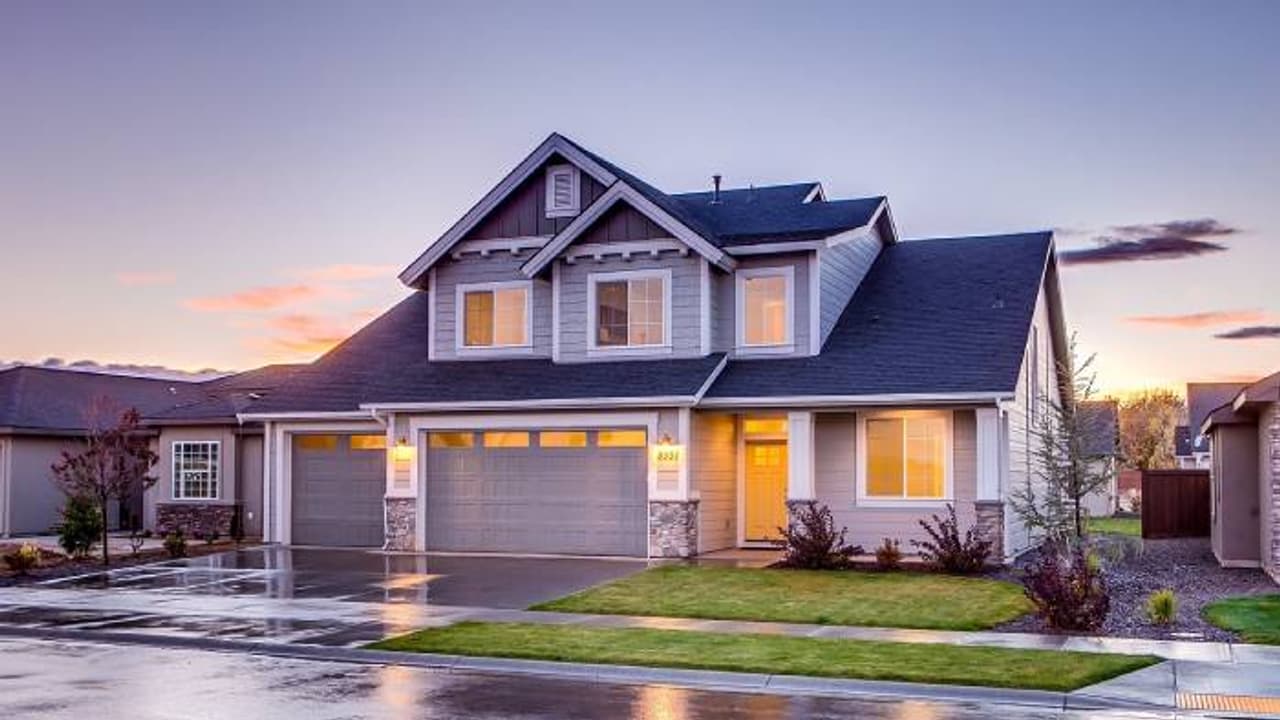 അമ്പോ എന്തൊരു തട്ടിപ്പ്! 1.72 കോടി രൂപയ്ക്ക് വീട് വിറ്റു, വീട്ടുടമകൾ പോലും അറിഞ്ഞില്ല!