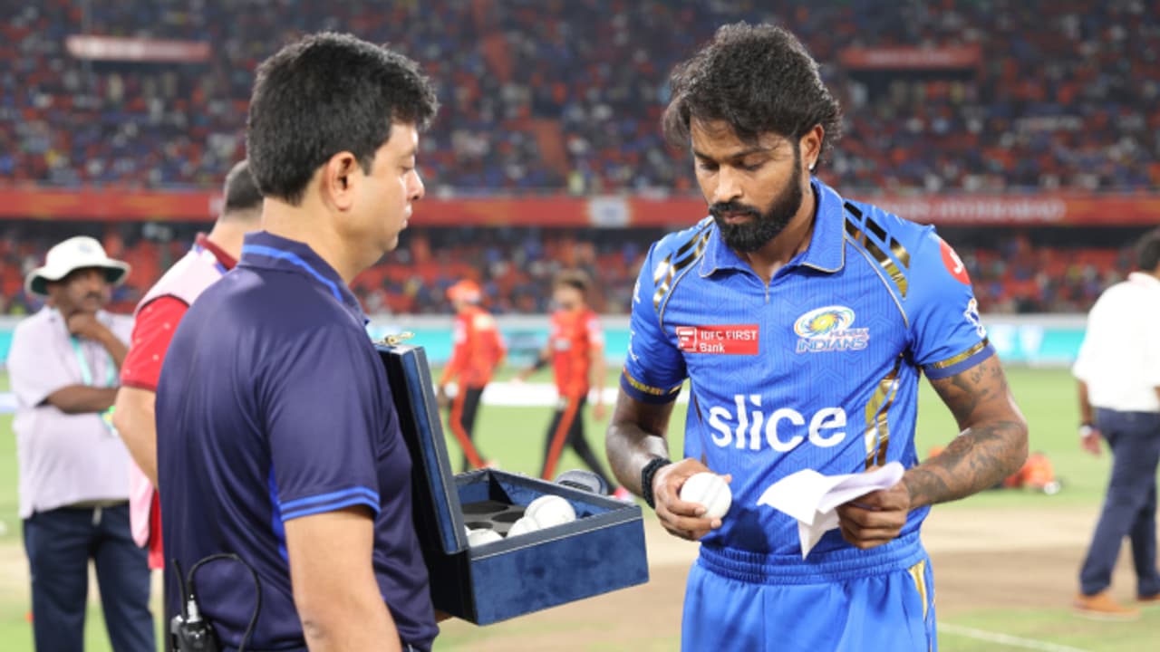 ഐപിഎല്: പന്തില് തുപ്പല് തേക്കുന്നതിനുള്ള നിരോധനം നീക്കി, രണ്ടാം ഇന്നിംഗ്സില് ഇനി മുതല് രണ്ട് പന്തുകള് ഐപിഎല്: പന്തില് തുപ്പല് തേക്കുന്നതിനുള്ള നിരോധനം നീക്കി, രണ്ടാം ഇന്നിംഗ്സില് ഇനി മുതല് രണ്ട് പന്തുകള്