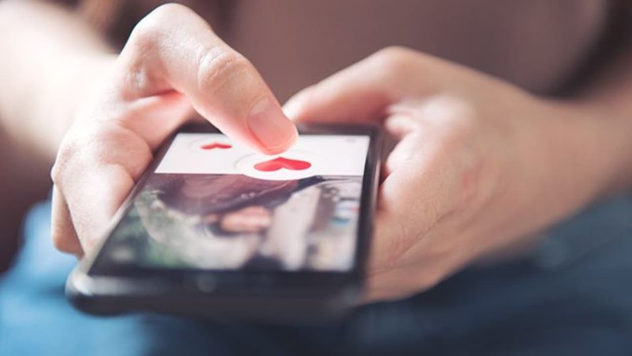 7 ತಿಂಗಳು ಆನ್ಲೈನ್ ಡೇಟಿಂಗ್ ಮಾಡಿದ್ದ ಯುವಕನಿಗೆ ಗೊತ್ತಾಯ್ತು ಘೋರ ಸತ್ಯ, ಚಾಟ್ ಮಾಡಿದ್ದು ಅವಳು ! 7 ತಿಂಗಳು ಆನ್ಲೈನ್ ಡೇಟಿಂಗ್ ಮಾಡಿದ್ದ ಯುವಕನಿಗೆ ಗೊತ್ತಾಯ್ತು ಘೋರ ಸತ್ಯ, ಚಾಟ್ ಮಾಡಿದ್ದು ಅವಳು !