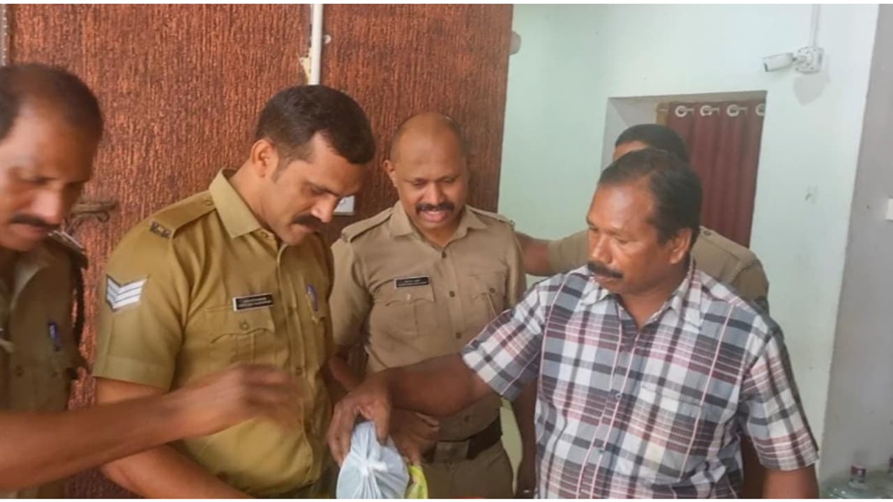 കരിമണ്ണൂർ ബിവറേജസിനടുത്തെ മുറുക്കാൻ കടയിൽ എപ്പോ നോക്കിയാലും തിരക്ക്, സംശയത്തിൽ പരിശോധന, കണ്ടത് 'വയാഗ്ര ഗുളിക' കരിമണ്ണൂർ ബിവറേജസിനടുത്തെ മുറുക്കാൻ കടയിൽ എപ്പോ നോക്കിയാലും തിരക്ക്, സംശയത്തിൽ പരിശോധന, കണ്ടത് 'വയാഗ്ര ഗുളിക'