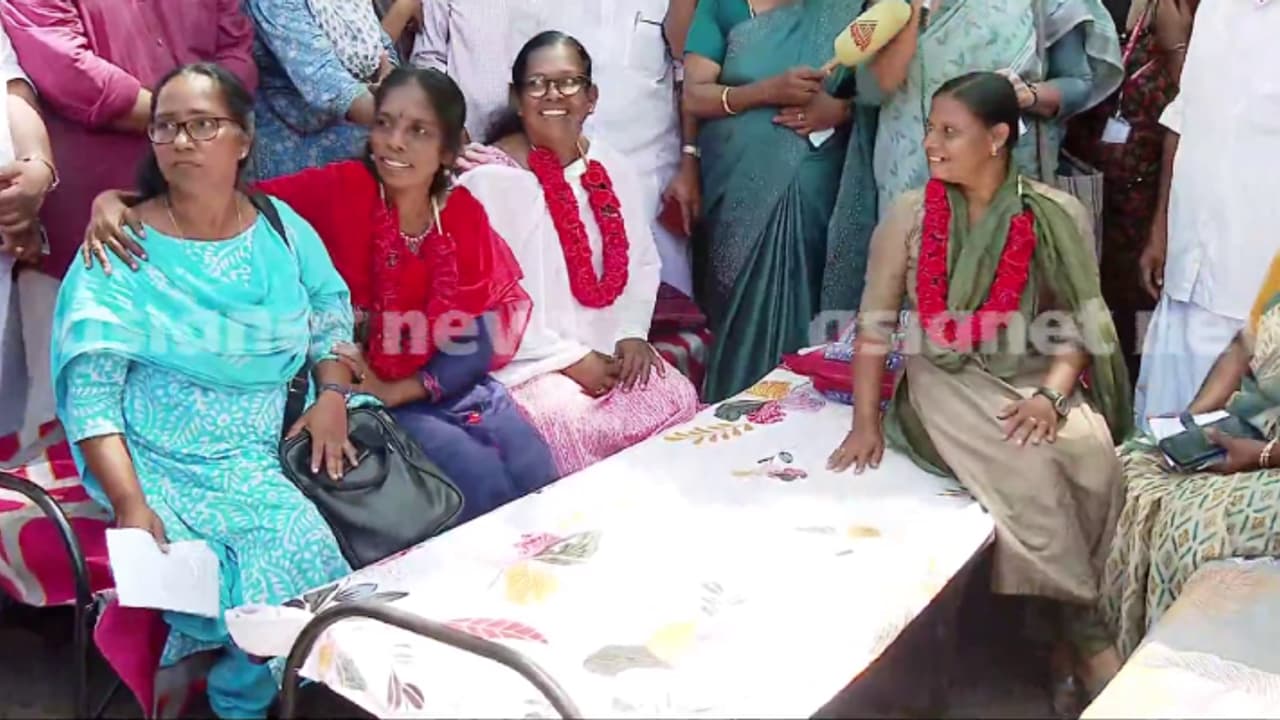 ആശാവർക്കർമാരുടെ സമരം: കൂട്ട ഉപവാസം രണ്ടാം ദിവസം, ആരോപണങ്ങൾക്ക് മറുപടി നൽകാൻ എസ്യുസിഐ നേതാക്കൾ ആശാവർക്കർമാരുടെ സമരം: കൂട്ട ഉപവാസം രണ്ടാം ദിവസം, ആരോപണങ്ങൾക്ക് മറുപടി നൽകാൻ എസ്യുസിഐ നേതാക്കൾ