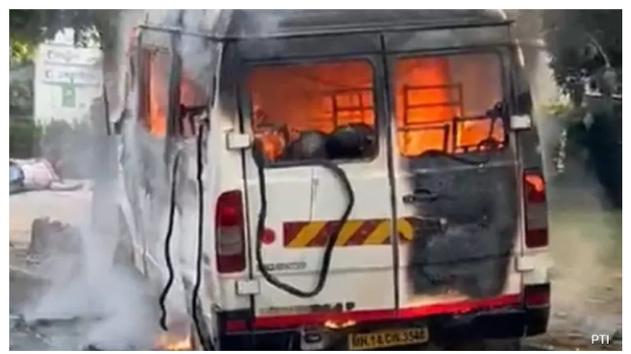 ഡ്രൈവറുടെ പക നാല് പേരുടെ ജീവനെടുത്തു; പൂനെയില് ബസ് കത്തി നാല് പേര് മരിച്ച സംഭവത്തില് വഴിത്തിരിവ് ഡ്രൈവറുടെ പക നാല് പേരുടെ ജീവനെടുത്തു; പൂനെയില് ബസ് കത്തി നാല് പേര് മരിച്ച സംഭവത്തില് വഴിത്തിരിവ്