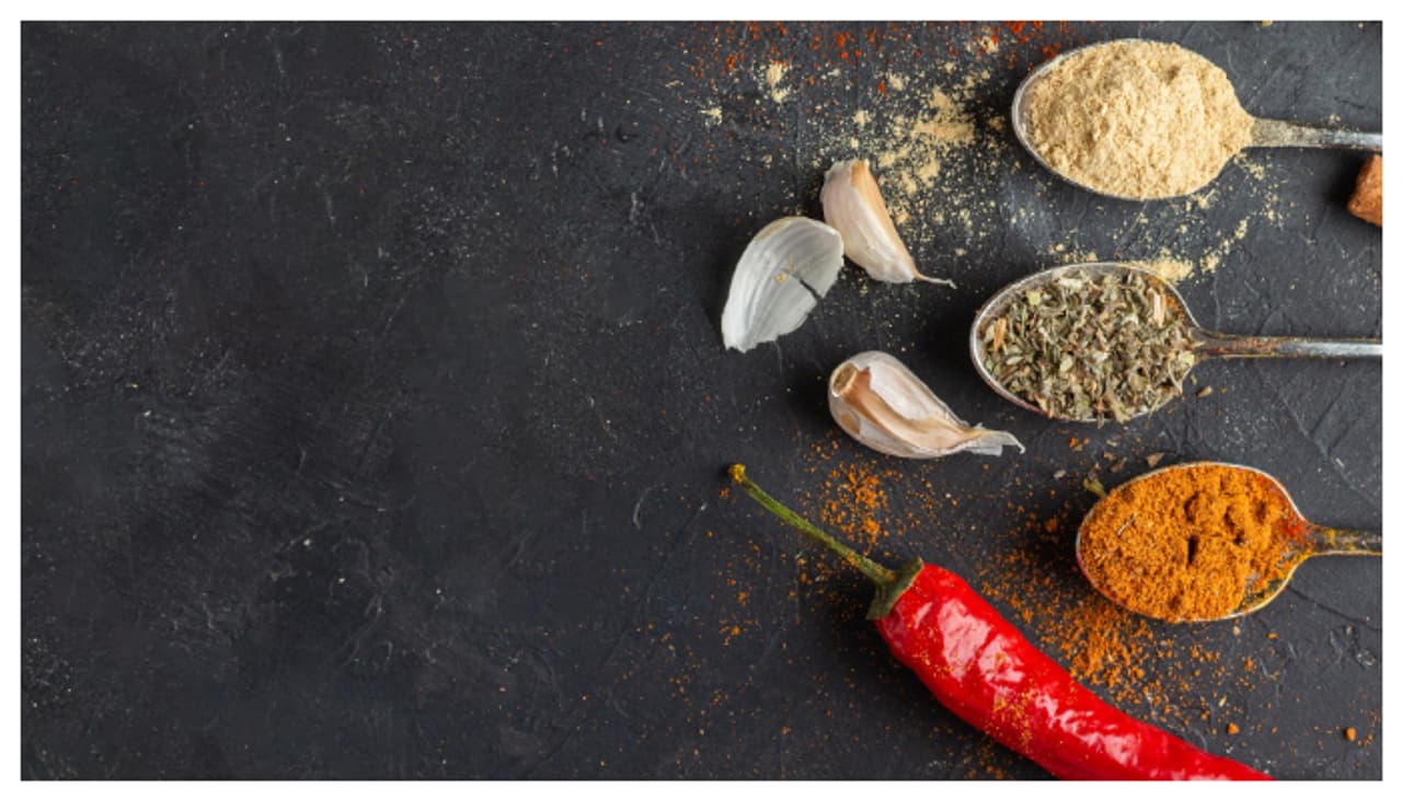 അടുക്കളയിൽ സുഗന്ധവ്യഞ്ജനങ്ങൾ സൂക്ഷിക്കുമ്പോൾ ഈ കാര്യങ്ങൾ അറിഞ്ഞിരിക്കണം 