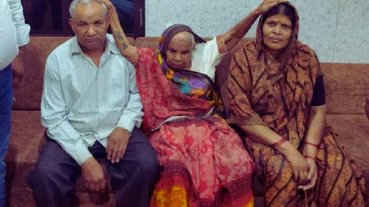 66 കാരനും 57 കാരിയും കണ്ടുമുട്ടിയത് വൃദ്ധസദനത്തിൽ, സുഹൃത്തുക്കളായി, പിന്നെ വിവാഹം, ആഘോഷമാക്കി അന്തേവാസികൾ 66 കാരനും 57 കാരിയും കണ്ടുമുട്ടിയത് വൃദ്ധസദനത്തിൽ, സുഹൃത്തുക്കളായി, പിന്നെ വിവാഹം, ആഘോഷമാക്കി അന്തേവാസികൾ