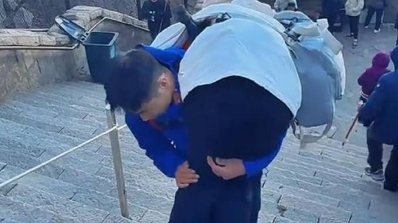 36 ലക്ഷം രൂപ; സ്ത്രീകളെ ചുമന്ന് മല കയറ്റും, ജോലിയിലൂടെ യുവാവ് സമ്പാദിക്കുന്നത് 36 ലക്ഷം രൂപ; സ്ത്രീകളെ ചുമന്ന് മല കയറ്റും, ജോലിയിലൂടെ യുവാവ് സമ്പാദിക്കുന്നത്