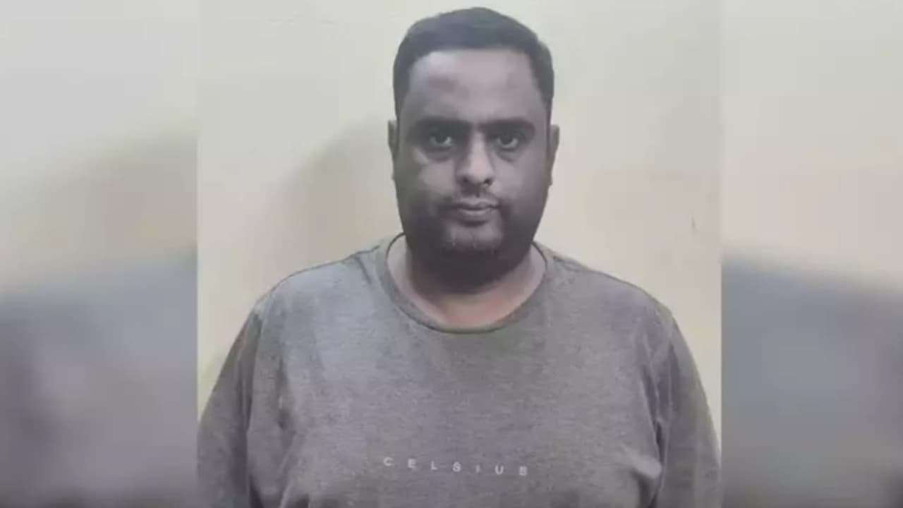 പങ്കാളികൾക്കൊപ്പം കാറിൽ ഇരിക്കുന്നവരെ സമീപിച്ച് ഭീഷണിപ്പെടുത്തി തട്ടിപ്പ്; ബംഗളൂരുവിൽ യുവാവിനെ പൊലീസ് പിടികൂടി പങ്കാളികൾക്കൊപ്പം കാറിൽ ഇരിക്കുന്നവരെ സമീപിച്ച് ഭീഷണിപ്പെടുത്തി തട്ടിപ്പ്; ബംഗളൂരുവിൽ യുവാവിനെ പൊലീസ് പിടികൂടി