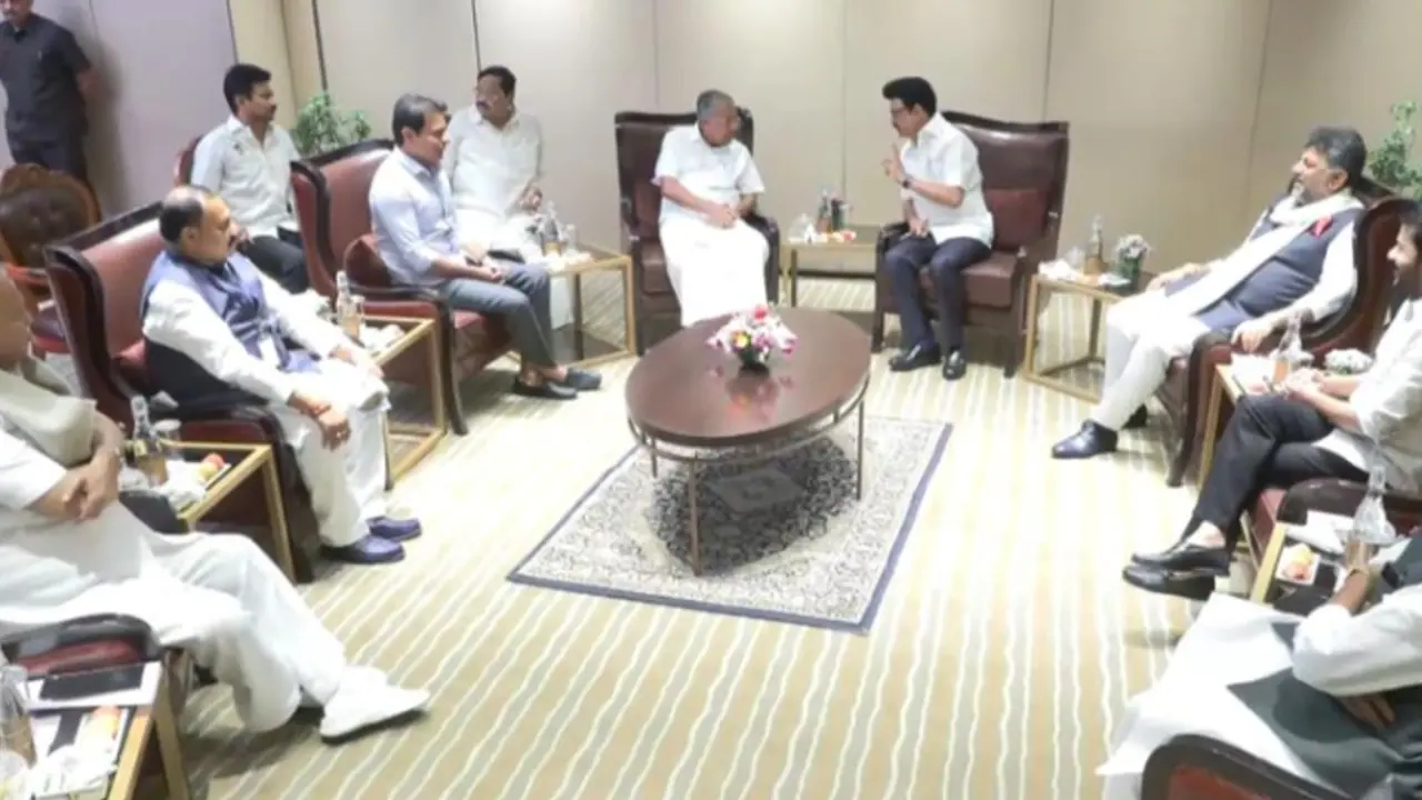 മണ്ഡല പുനർനിർണയ നീക്കം; ചെന്നൈയിലെത്തിയ മുഖ്യമന്ത്രിയെ സ്വീകരിച്ച് സ്റ്റാലിൻ, പങ്കെടുക്കുന്നത് 13 പാർട്ടികൾ മണ്ഡല പുനർനിർണയ നീക്കം; ചെന്നൈയിലെത്തിയ മുഖ്യമന്ത്രിയെ സ്വീകരിച്ച് സ്റ്റാലിൻ, പങ്കെടുക്കുന്നത് 13 പാർട്ടികൾ