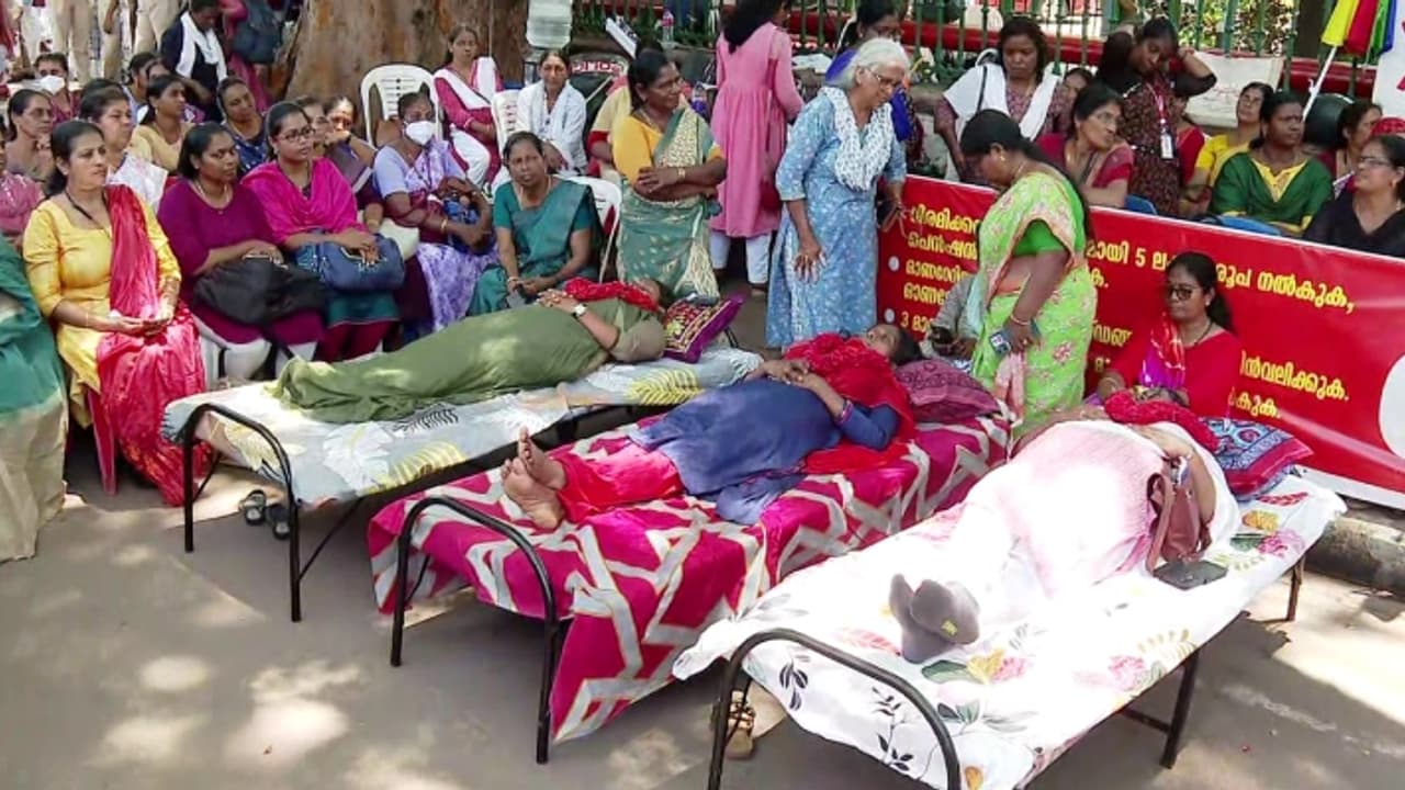 പ്രതിഷേധം ശക്തമാക്കാനൊരുങ്ങി ആശ വർക്കർമാർ; 24 ന് സമര കേന്ദ്രത്തിൽ കൂട്ട ഉപവാസം