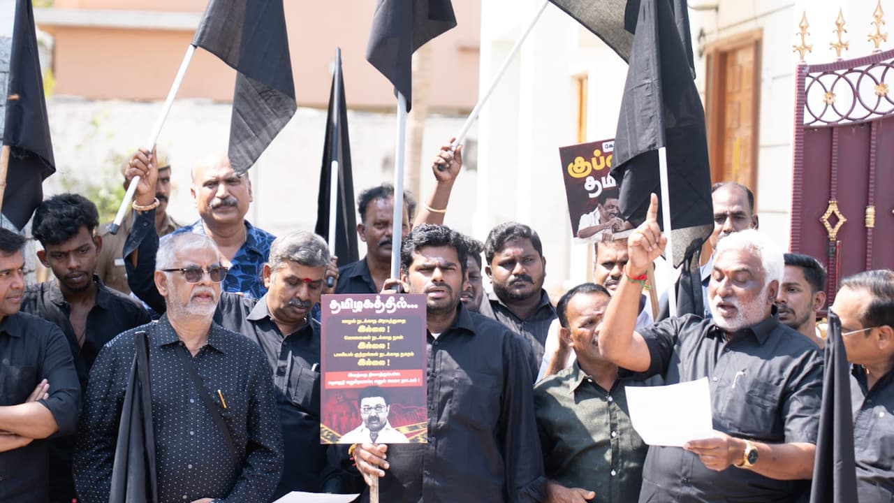 மு.க.ஸ்டாலின் அரசைக் கண்டித்து பாஜகவினர் கருப்பு கொடி போராட்டம்! மு.க.ஸ்டாலின் அரசைக் கண்டித்து பாஜகவினர் கருப்பு கொடி போராட்டம்!