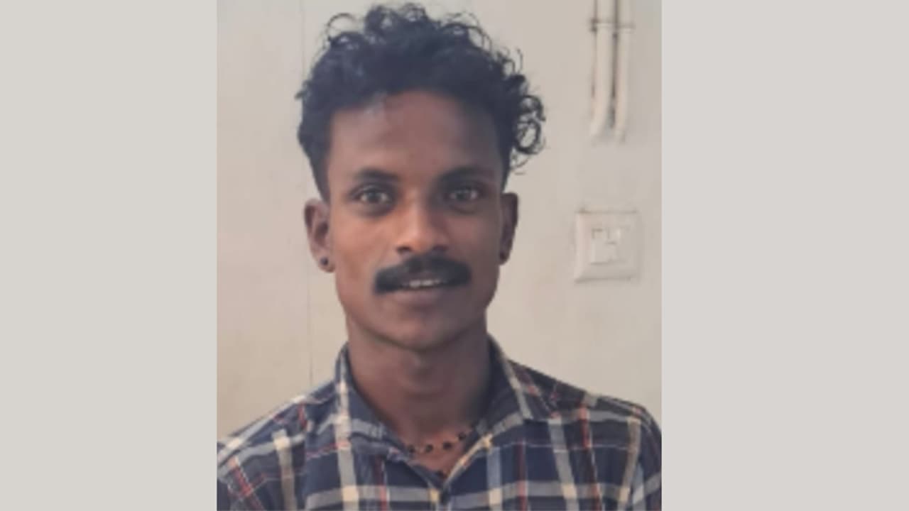 കോഴിക്കോട് വന്നുപോകുന്നതായി വിവരം ലഭിച്ചു, ഉറക്കം ബസ്സിനുള്ളിൽ; കാപ്പ ചുമത്തി നാടുകടത്തപ്പെട്ട യുവാവ് പിടിയിൽ