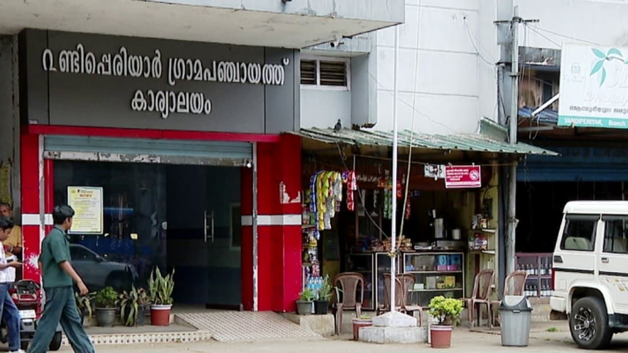 ഒരേ സമയം തൊഴിലുറപ്പും കമ്മിറ്റിയിലും! വണ്ടിപ്പെരിയാർ പഞ്ചായത്ത് വൈസ് പ്രസിഡന്റടക്കം 5 അംഗങ്ങൾക്കെതിരെ നടപടി
