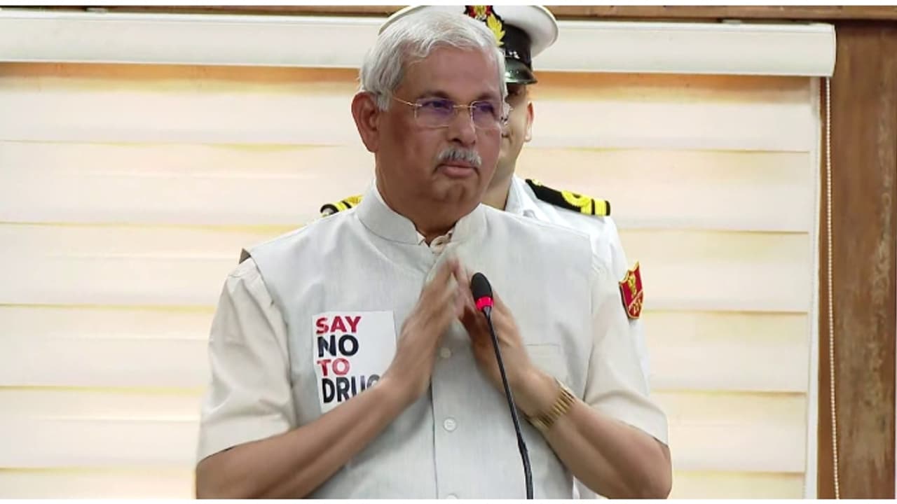 സവർക്കറെയല്ല, ചാൻസലറെയാണ് വേണ്ടതെന്ന് എസ്എഫ്ഐ ബാനർ; സവർക്കർ എന്നാണ് രാജ്യത്തിന് ശത്രുവായതെന്ന് ഗവർണർ