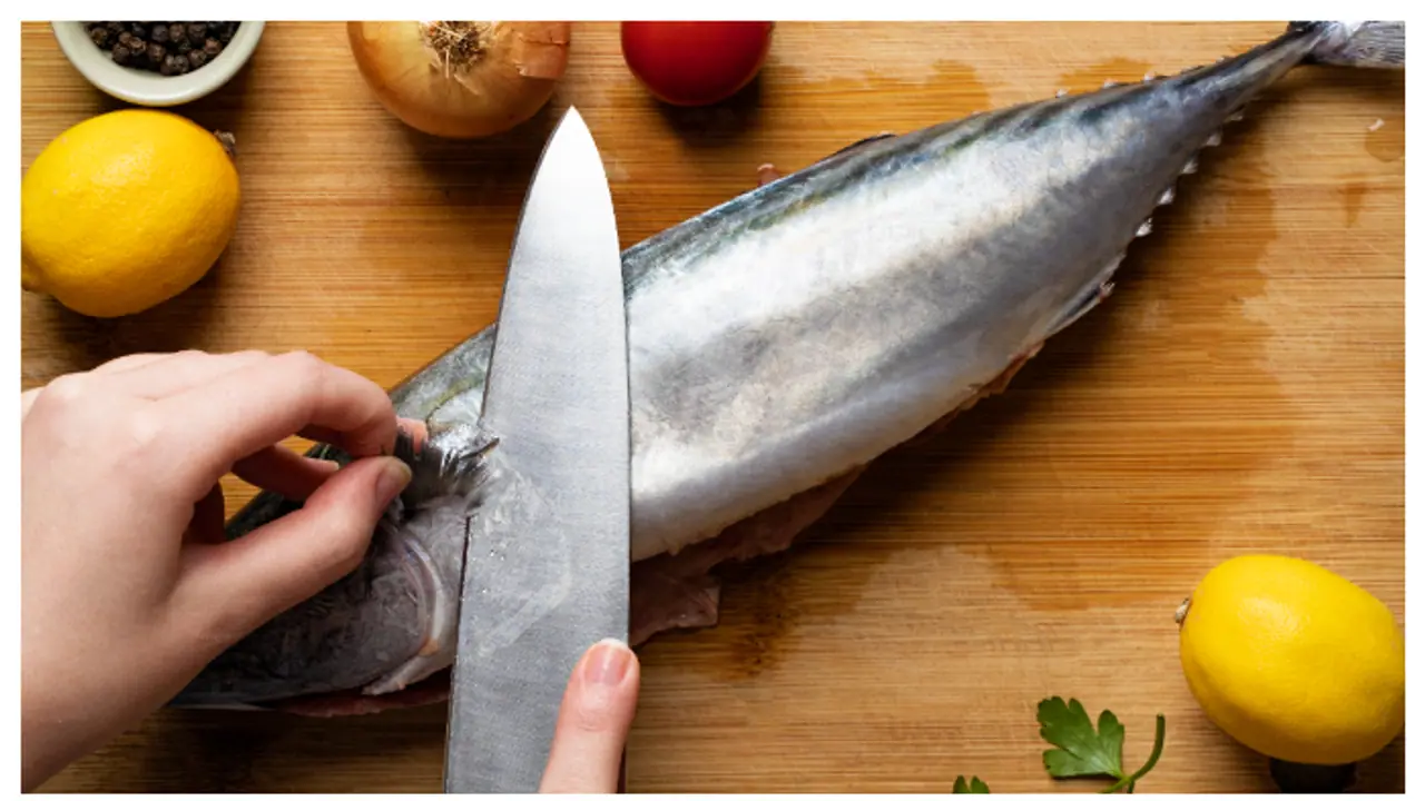 അടുക്കളയിലെ മീനിന്റെ ദുർഗന്ധമകറ്റാം; ഇതാ ചില പൊടികൈകൾ അടുക്കളയിലെ മീനിന്റെ ദുർഗന്ധമകറ്റാം; ഇതാ ചില പൊടികൈകൾ