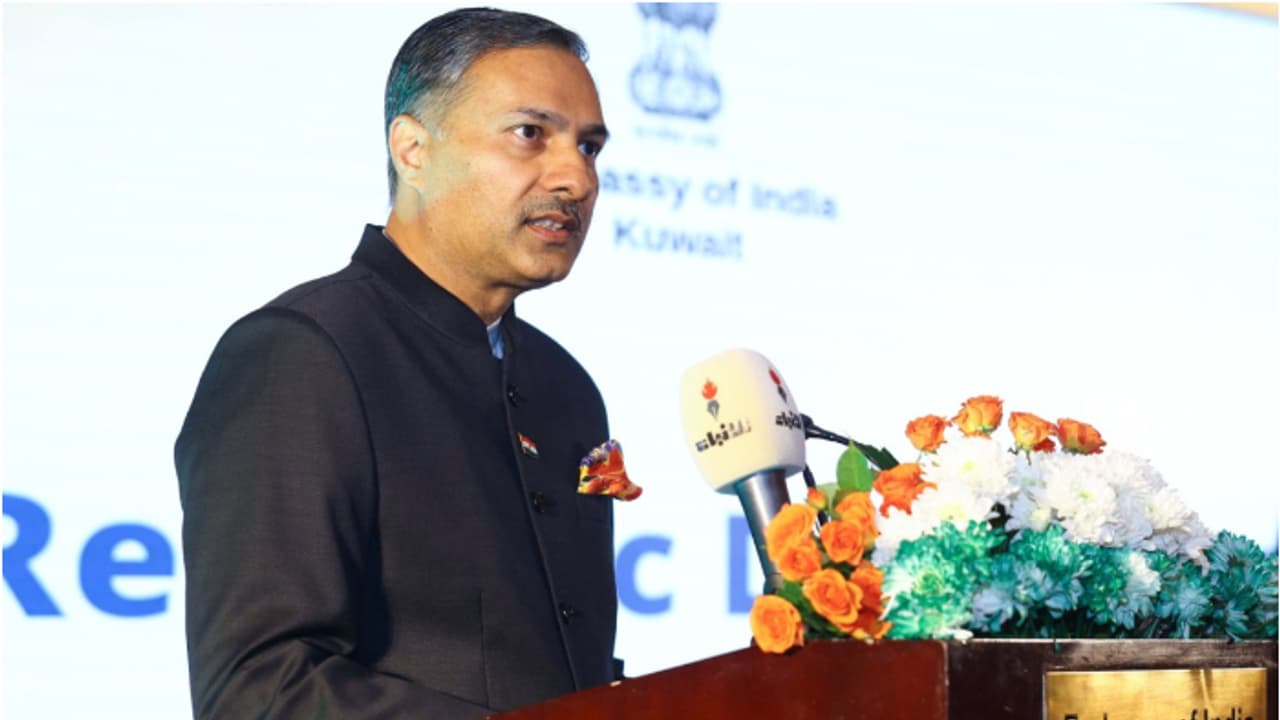  അമേരിക്കൻ യൂണിവേഴ്സിറ്റി ഓഫ് കുവൈത്ത് ലൈബ്രറിക്ക് പുസ്തക ശേഖരം കൈമാറി ഇന്ത്യൻ എംബസി