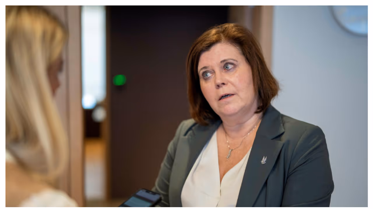 '15 കാരനുമായി ബന്ധം, കുഞ്ഞ് പിറന്നു'; 36 വർഷത്തിന് ശേഷം എല്ലാം തുറന്ന് പറഞ്ഞ് രാജിവെച്ച് ഐസ്‍ലൻഡ് മന്ത്രി