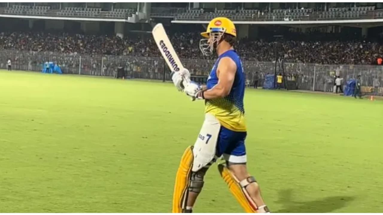 മുംബൈയെ നേരിടാൻ ധോണി റെഡി, രാത്രി വൈകിയും കഠിന പരിശീലനം; വെളിപ്പെടുത്തലുമായി സഹതാരം മുംബൈയെ നേരിടാൻ ധോണി റെഡി, രാത്രി വൈകിയും കഠിന പരിശീലനം; വെളിപ്പെടുത്തലുമായി സഹതാരം