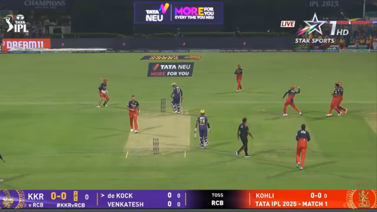 ആര്സിബിക്കായി ആദ്യ ഓവര് എറിയുന്നത് വിരാട് കോലി, ഐപിഎല് ഉദ്ഘാടനപ്പോരിനിടെ സംഭവിച്ചത് ഭീമാബദ്ധം ആര്സിബിക്കായി ആദ്യ ഓവര് എറിയുന്നത് വിരാട് കോലി, ഐപിഎല് ഉദ്ഘാടനപ്പോരിനിടെ സംഭവിച്ചത് ഭീമാബദ്ധം