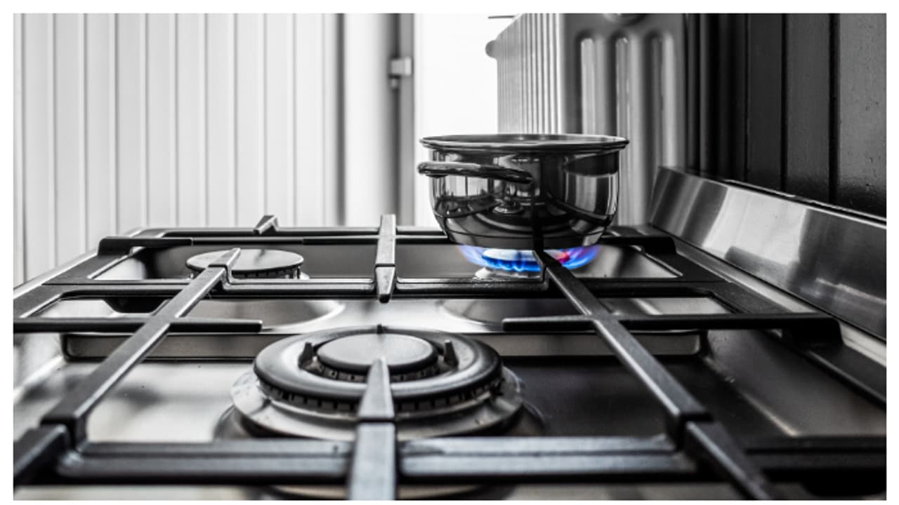 ഗ്യാസ് ബർണറിൽ അടിഞ്ഞുകൂടിയ അഴുക്ക് കളയാൻ ഇങ്ങനെ ചെയ്താൽ മതി ഗ്യാസ് ബർണറിൽ അടിഞ്ഞുകൂടിയ അഴുക്ക് കളയാൻ ഇങ്ങനെ ചെയ്താൽ മതി