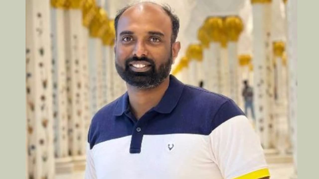 അബുദാബിയിൽ വാഹനം മറിഞ്ഞ് മലയാളി യുവാവിന് ദാരുണാന്ത്യം, നാല് പേർക്ക് പരിക്ക് അബുദാബിയിൽ വാഹനം മറിഞ്ഞ് മലയാളി യുവാവിന് ദാരുണാന്ത്യം, നാല് പേർക്ക് പരിക്ക്