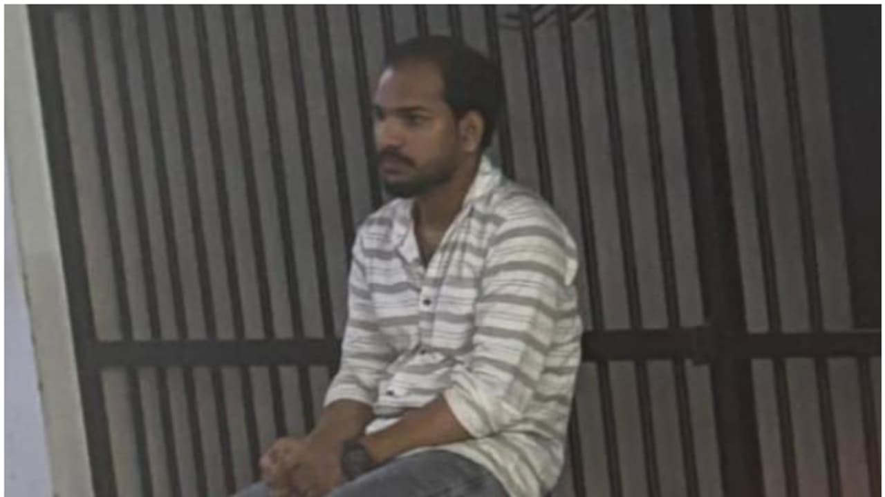 വസ്ത്രം മാറ്റിയെടുക്കാൻ എത്തിയ കുട്ടിയെ കഴുത്തിൽ പിടിച്ച് തള്ളി; ടെക്സ്റ്റൈല്സ് ജീവനക്കാരൻ അറസ്റ്റിൽ വസ്ത്രം മാറ്റിയെടുക്കാൻ എത്തിയ കുട്ടിയെ കഴുത്തിൽ പിടിച്ച് തള്ളി; ടെക്സ്റ്റൈല്സ് ജീവനക്കാരൻ അറസ്റ്റിൽ