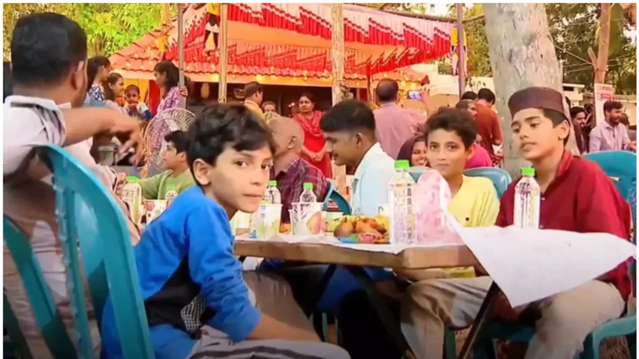 റമദാൻ വ്രതവും ക്ഷേത്രോത്സവവും ഒന്നിച്ചെത്തി, ക്ഷേത്രമുറ്റത്ത് സമൂഹ നോമ്പുതുറ ഒരുക്കി ക്ഷേത്രകമ്മിറ്റി റമദാൻ വ്രതവും ക്ഷേത്രോത്സവവും ഒന്നിച്ചെത്തി, ക്ഷേത്രമുറ്റത്ത് സമൂഹ നോമ്പുതുറ ഒരുക്കി ക്ഷേത്രകമ്മിറ്റി