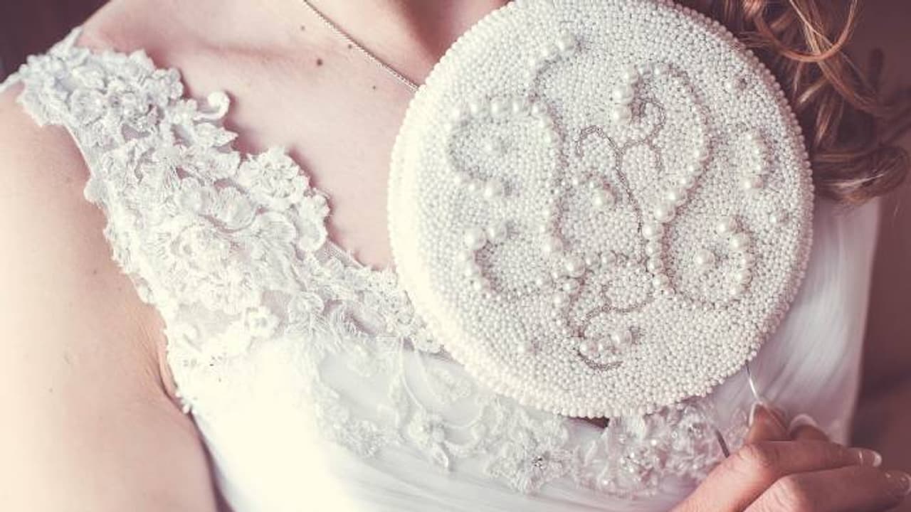 മെലിഞ്ഞിട്ടാവണം, തന്നേക്കാൾ 10 വയസ് കുറവാകണം; 35 കാരനായ പ്രൊഫസറുടെ ഡിമാന്ഡുകള് ഇങ്ങനെ, വന് വിമർശനം മെലിഞ്ഞിട്ടാവണം, തന്നേക്കാൾ 10 വയസ് കുറവാകണം; 35 കാരനായ പ്രൊഫസറുടെ ഡിമാന്ഡുകള് ഇങ്ങനെ, വന് വിമർശനം