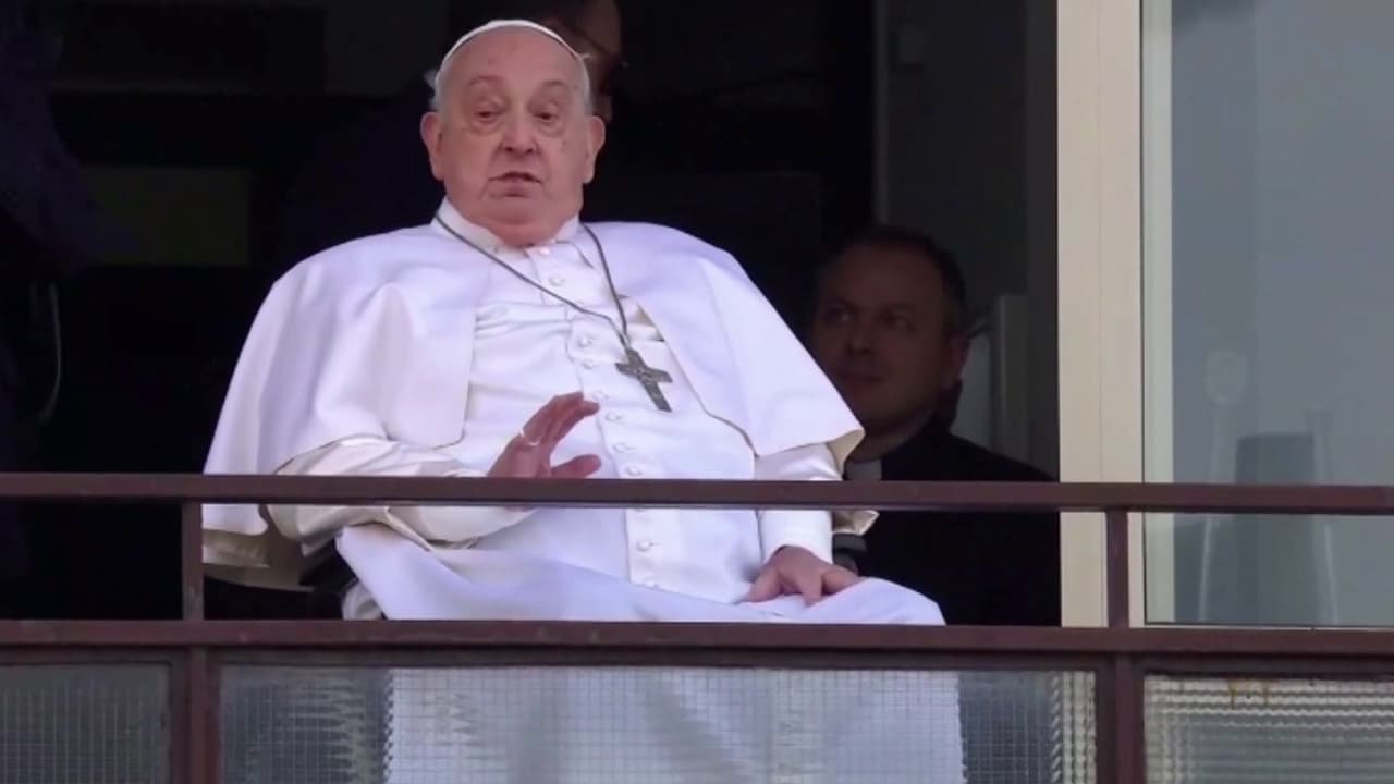 ഫ്രാൻസിസ് മാര്പ്പാപ്പ ജനസമക്ഷത്തിലേക്ക്; വിശ്വാസികളെ അഭിവാദ്യം ചെയ്തു, പ്രാർത്ഥനകൾക്ക് നന്ദിയെന്ന് പ്രതികരണം ഫ്രാൻസിസ് മാര്പ്പാപ്പ ജനസമക്ഷത്തിലേക്ക്; വിശ്വാസികളെ അഭിവാദ്യം ചെയ്തു, പ്രാർത്ഥനകൾക്ക് നന്ദിയെന്ന് പ്രതികരണം