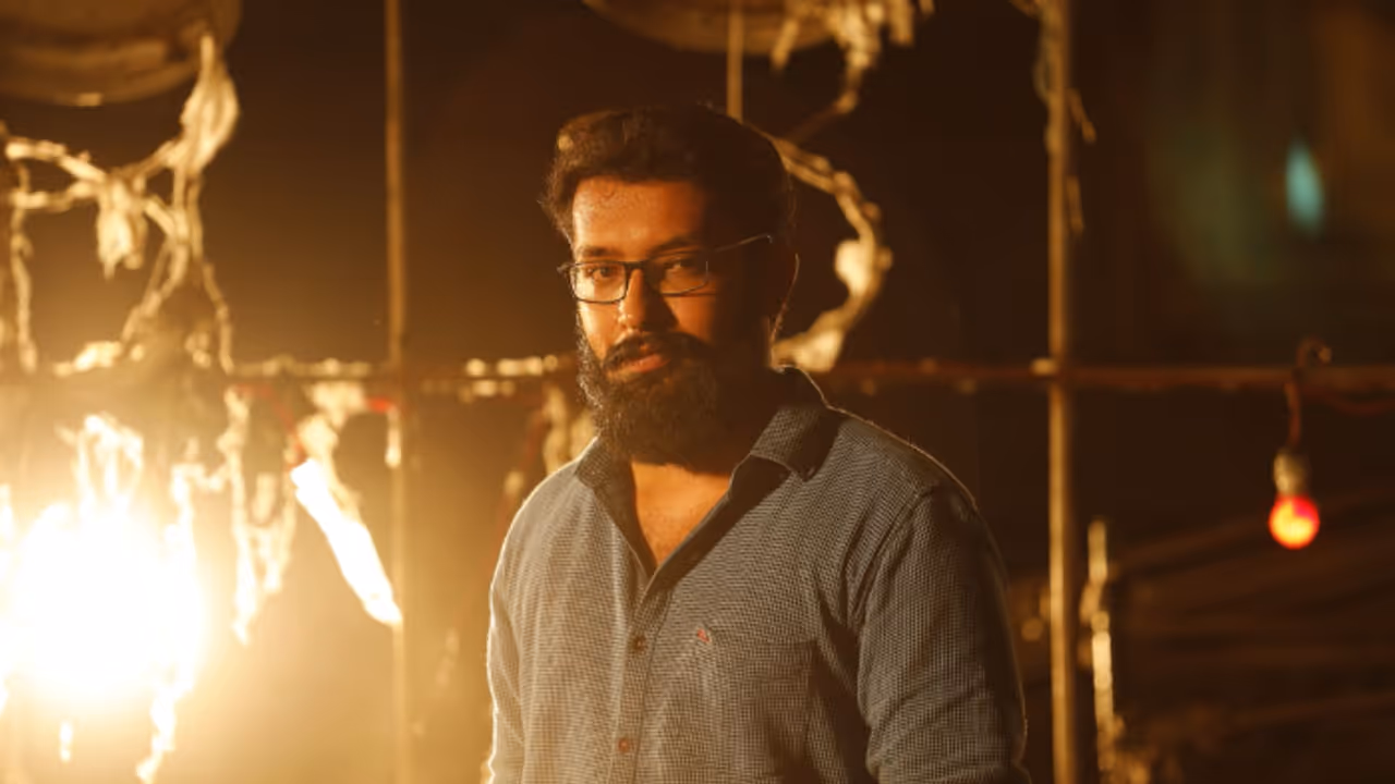 തമിഴ് സിനിമയിലേക്ക് ഒരു മലയാളി വില്ലന്‍ കൂടി; 'എന്നൈ സുഡും പനി'യില്‍ പെരുമ്പാവൂർ സ്വദേശി ധനീഷ്