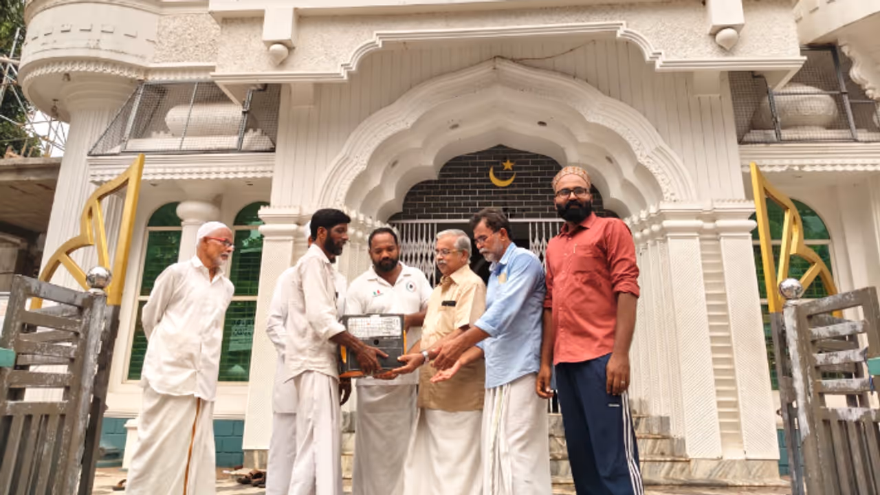 പതിവ് തെറ്റാതെ ഗോപാലകൃഷ്ണൻ നായർ പള്ളിയിൽ, സ്വീകരിച്ച് കമ്മിറ്റി അംഗങ്ങൾ, ബിരിയാണിയും പഴങ്ങളുമായി നോമ്പുതുറ പതിവ് തെറ്റാതെ ഗോപാലകൃഷ്ണൻ നായർ പള്ളിയിൽ, സ്വീകരിച്ച് കമ്മിറ്റി അംഗങ്ങൾ, ബിരിയാണിയും പഴങ്ങളുമായി നോമ്പുതുറ