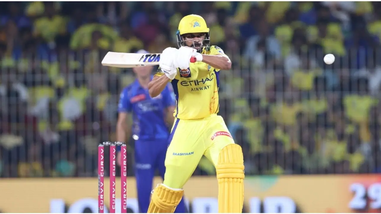 പവർ പ്ലേ ചെന്നൈയ്ക്ക് സ്വന്തം; തകർത്തടിച്ച് ഗെയ്ക്വാദ്