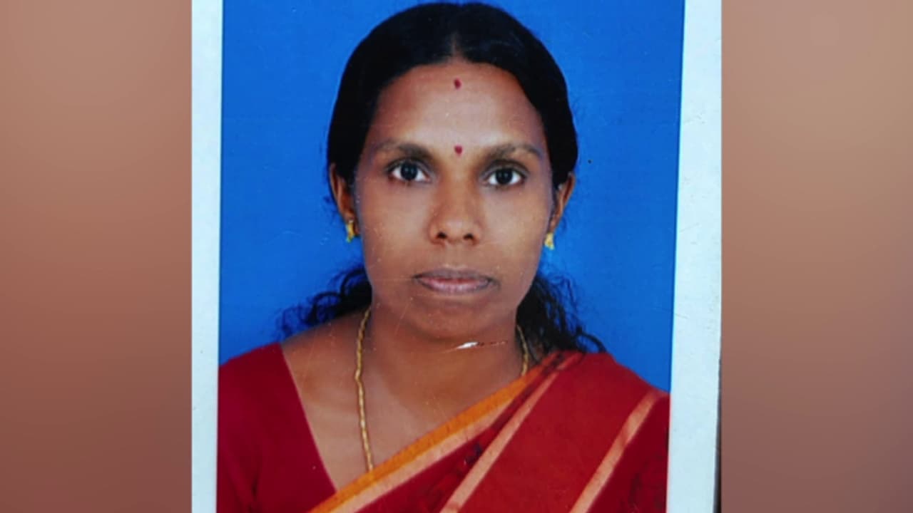 തിരുവനന്തപുരത്ത് ട്രെയിൻ തട്ടി രണ്ടു സ്ത്രീകള്ക്ക് ദാരുണാന്ത്യം, ഒരാളെ തിരിച്ചറിഞ്ഞില്ല തിരുവനന്തപുരത്ത് ട്രെയിൻ തട്ടി രണ്ടു സ്ത്രീകള്ക്ക് ദാരുണാന്ത്യം, ഒരാളെ തിരിച്ചറിഞ്ഞില്ല