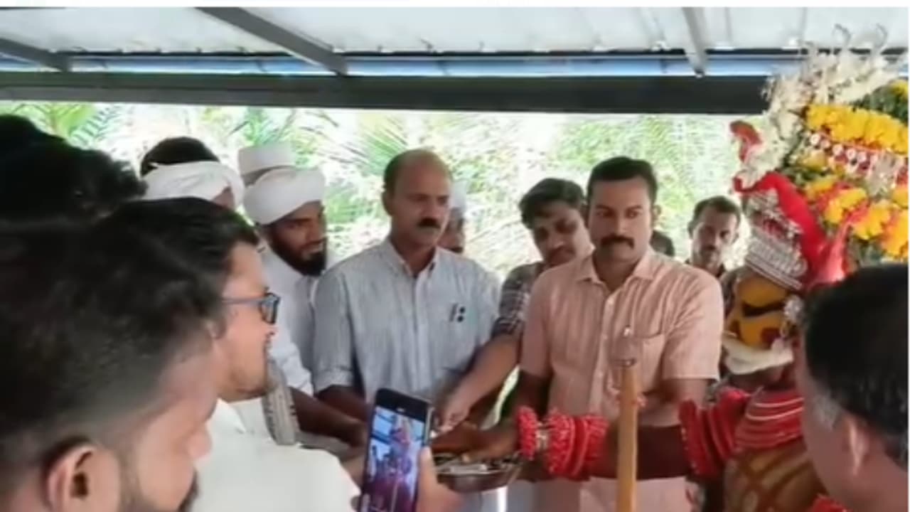 'അത്ര ഇത്ര എന്നൊന്നുമില്ല കേട്ടോ, സന്തോഷത്തോടെ സ്വീകരിക്കുക' ഷുഹൈബിനായി മുത്തപ്പനും നാട്ടുകാര്‍ക്കൊപ്പം