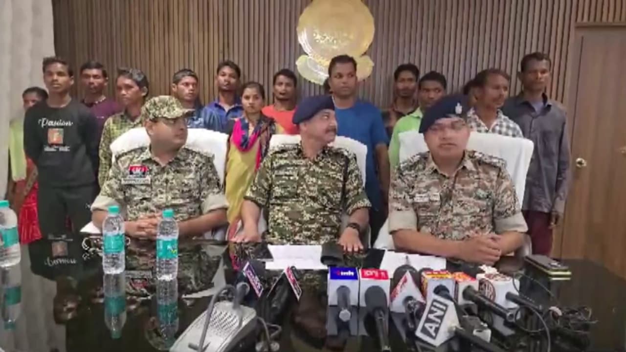 ഛത്തീസ്ഗഢിലെ ബിജാപൂരിൽ 22 മാവോയിസ്റ്റുകൾ കീഴടങ്ങി ഛത്തീസ്ഗഢിലെ ബിജാപൂരിൽ 22 മാവോയിസ്റ്റുകൾ കീഴടങ്ങി