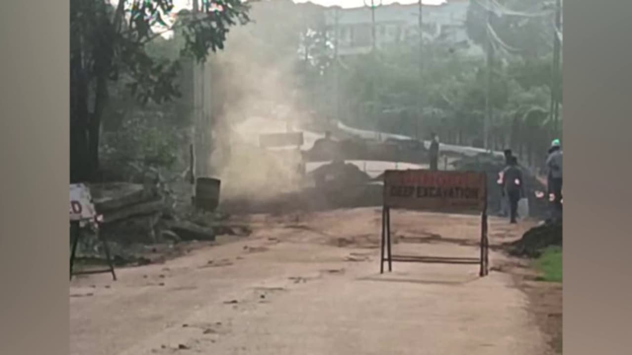 കഞ്ചിക്കോട് വ്യവസായ മേഖലയിൽ റോഡ് പണിക്കിടെ ഗ്യാസ് പൈപ്പ് ലൈൻ പൊട്ടി, ഇന്ധനചോർച്ച കഞ്ചിക്കോട് വ്യവസായ മേഖലയിൽ റോഡ് പണിക്കിടെ ഗ്യാസ് പൈപ്പ് ലൈൻ പൊട്ടി, ഇന്ധനചോർച്ച