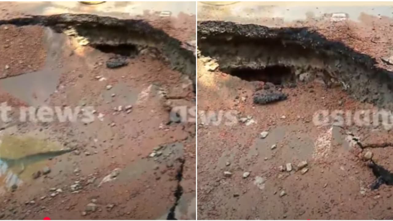 കോഴിക്കോട്ടെ റോഡിൽ വൻ ഗർത്തം, വെള്ളച്ചാട്ടം പോലെ കുതിച്ച് വെള്ളം; സംഭവം ജപ്പാൻ കുടിവെള്ള പൈപ്പ് പൊട്ടിയ ശേഷം