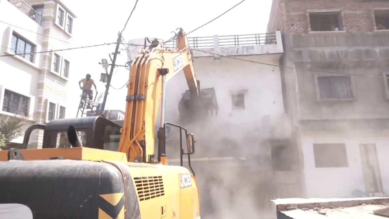 നാഗ്പുരിൽ യു.പി മോഡൽ ബുൾഡോസർ ആക്ഷന്,കലാപകേസിലെ മുഖ്യ പ്രതി ഫഹിം ഖാന്റെ വീടിന്റെ ഭാഗം പൊളിച്ചുനീക്കി നാഗ്പുരിൽ യു.പി മോഡൽ ബുൾഡോസർ ആക്ഷന്,കലാപകേസിലെ മുഖ്യ പ്രതി ഫഹിം ഖാന്റെ വീടിന്റെ ഭാഗം പൊളിച്ചുനീക്കി