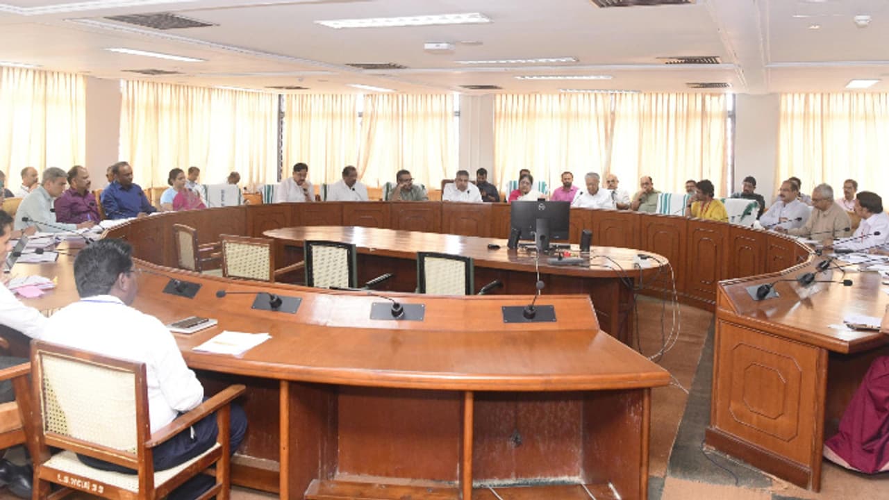 ലഹരി വിപത്തിനെ ചെറുക്കാൻ അതിവിപുല ജനകീയ ക്യാമ്പയിനുമായി സർക്കാർ; വകുപ്പുകളെ ഏകോപിപ്പിച്ച് രൂപരേഖ തയ്യാറാക്കും ലഹരി വിപത്തിനെ ചെറുക്കാൻ അതിവിപുല ജനകീയ ക്യാമ്പയിനുമായി സർക്കാർ; വകുപ്പുകളെ ഏകോപിപ്പിച്ച് രൂപരേഖ തയ്യാറാക്കും